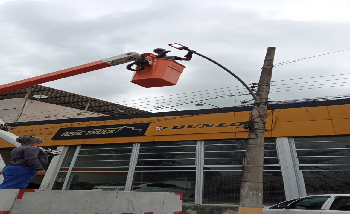 Retomado o serviço de substituição de lâmpadas.