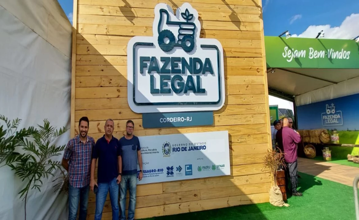 Equipes da EMATER e Secretaria de Agricultura de Sapucaia presentes no evento “Fazenda Legal”, na 100ª Exposição de Cordeiro